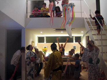 本当にイキナリ、家に約４０人の友人が乱入してきた。それは正真正銘なサプライズだった