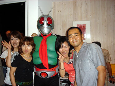 本当にイキナリ、家に約４０人の友人が乱入してきた。それは正真正銘なサプライズだった