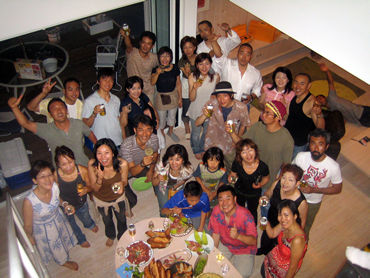 本当にイキナリ、家に約４０人の友人が乱入してきた。それは正真正銘なサプライズだった