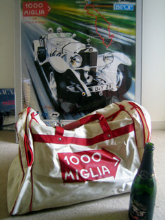 イタリアのクラシックカーレース・ミッレミリア参加者に配布されたバッグ、キーホルダー、スプマンテ、他ノベルティー